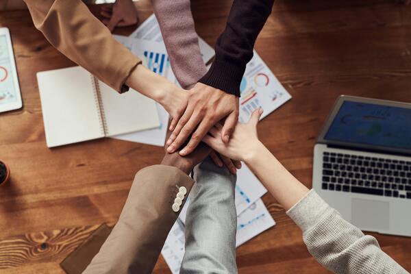 Equipo de trabajadores uniendo sus manos